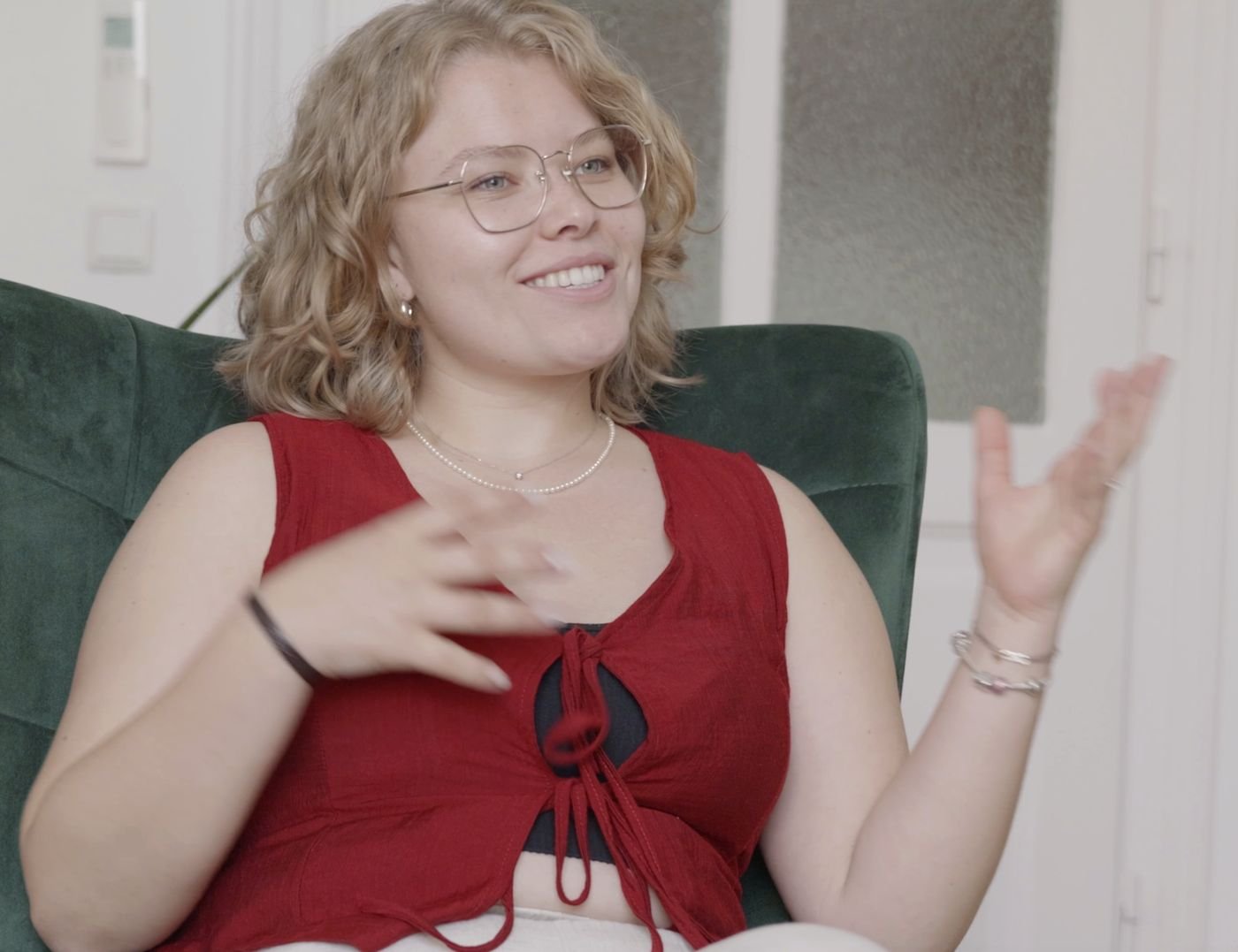 Nicole erzählt lebhaft und gestikuliert im Beratungsgespräch